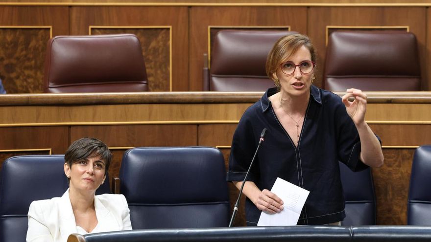 La ministra de Sanidad, Mónica García, interviene durante una sesión de control al Gobierno, en el Congreso de los Diputados.