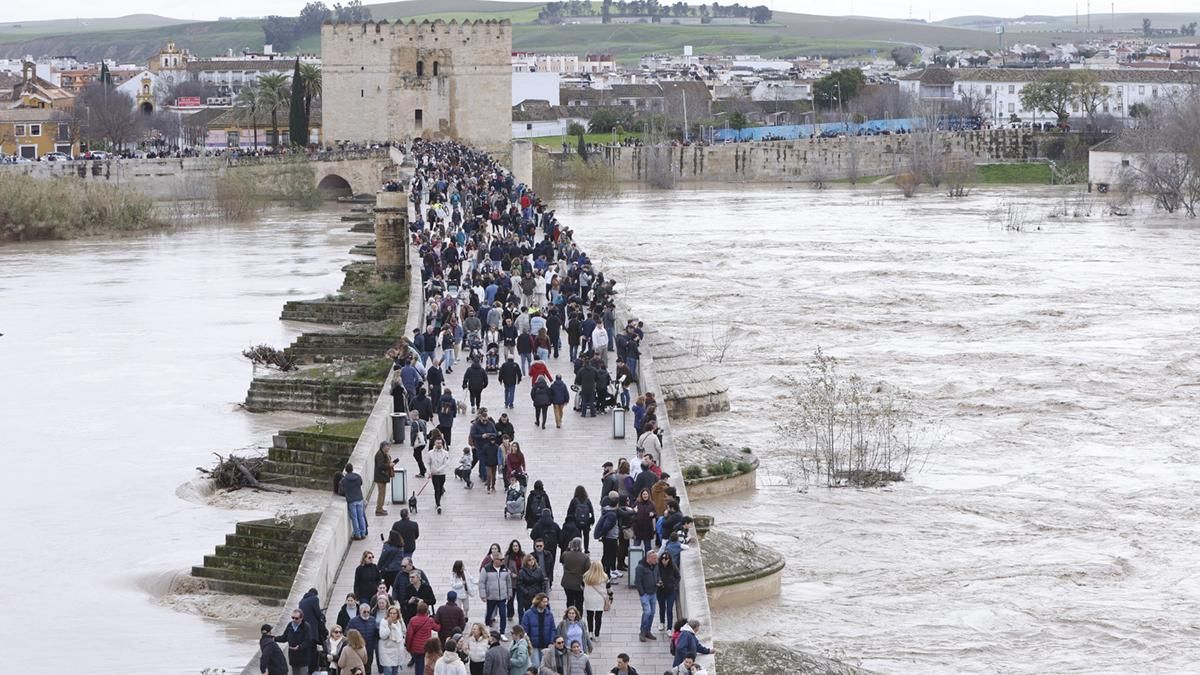 Las imágenes de la reapertura del Puente Romano tras el temporal