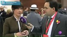 Francisco Núñez (der), presidente del PP de Albacete, hace de periodista en Castilla-La Mancha TV