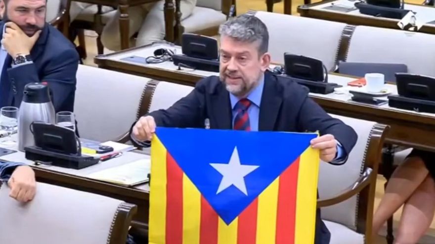 Un diputado de ERC saca una estelada para denunciar la agresión policial en la previa del Elche-Barça y pregunta a Marlaska si tiene que "estar prohibida"