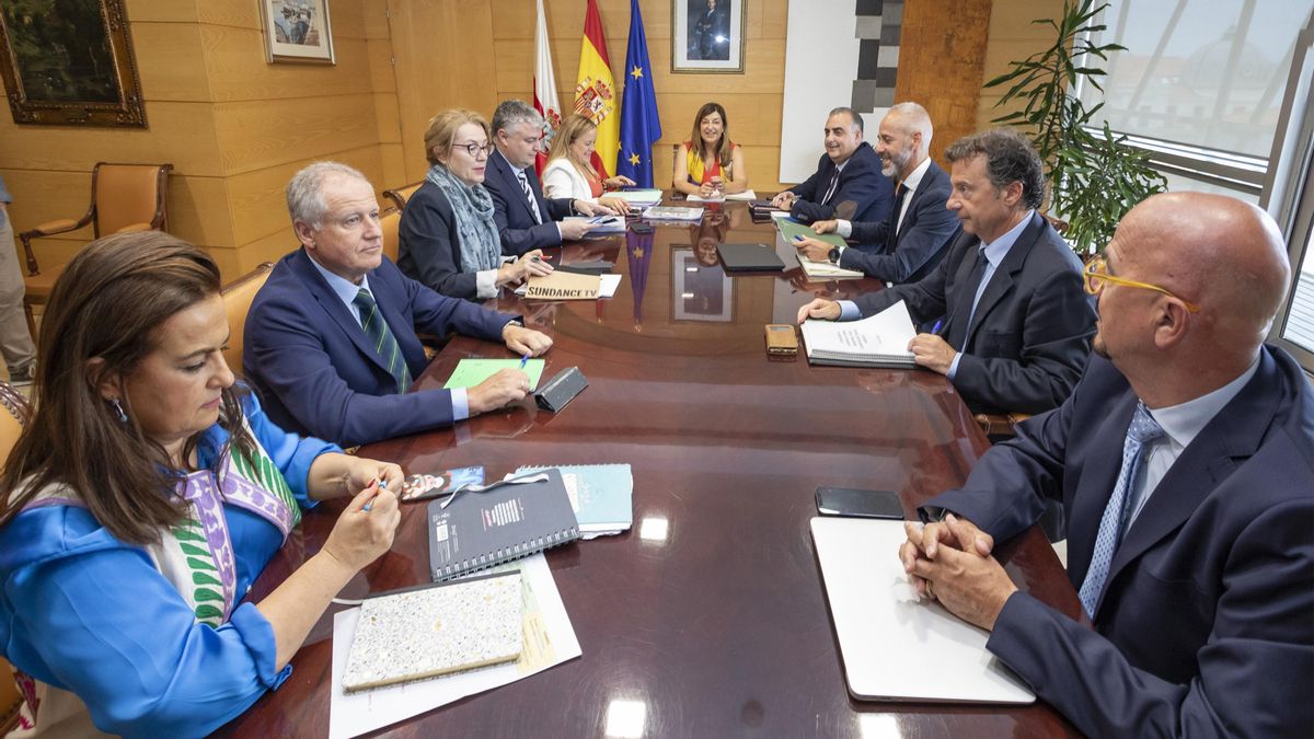 Archivo - Consejo de Gobierno de Cantabria, encabezado por la presidenta autonómica, María José Sáenz de Buruaga