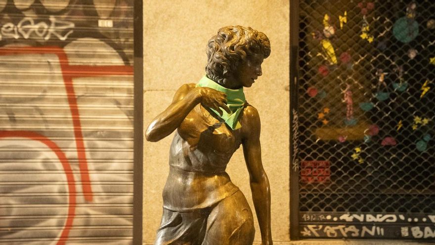 Un grupo de activistas proaborto llena de pañuelos verdes una treintena de estatuas en Madrid