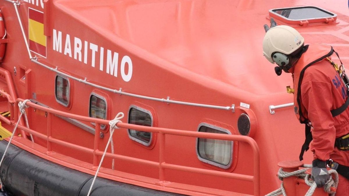 Ascienden a 89 los migrantes rescatados tras localizar una tercera patera en aguas del Estrecho