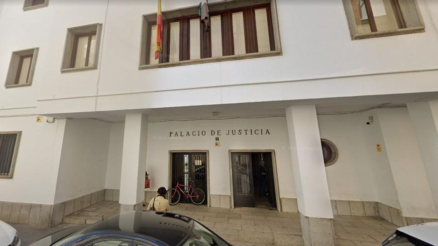 El juez deja en libertad con cargos al cura de Don Benito y ordena prisión provisional para su presunta pareja