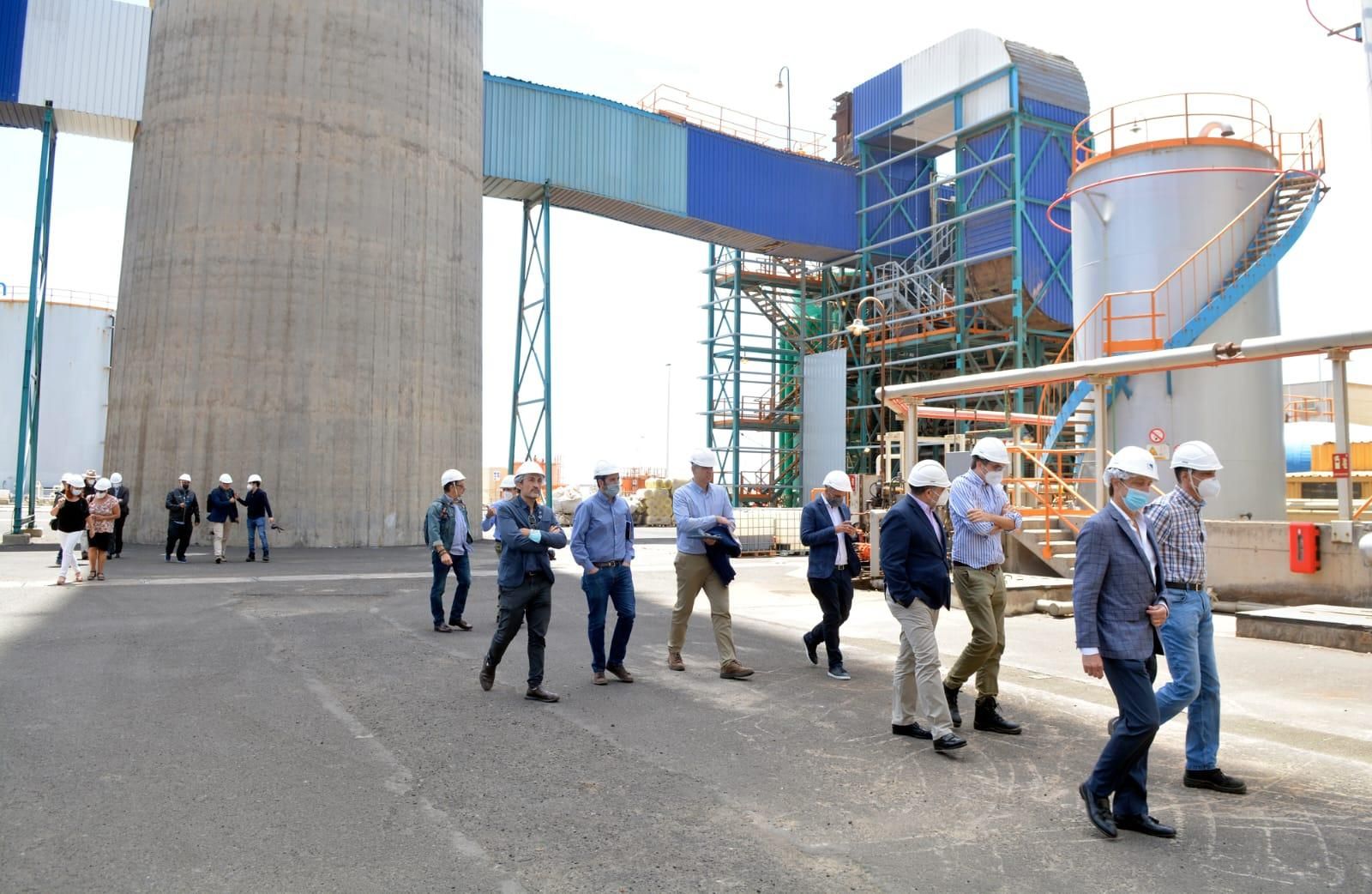 La central eléctrica cuenta con 200 trabajadores con distintas especialidades.