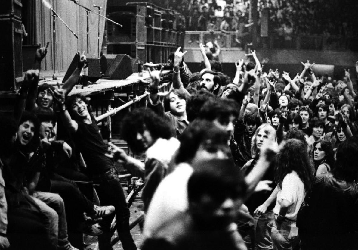 Escenas en un recital de rock a comienzos de los '80.