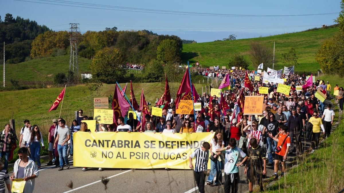 Más de 8.000 personas se manifiestan contra la piscina de surf de Cantabria: "No puede existir interés general si existe rechazo general"