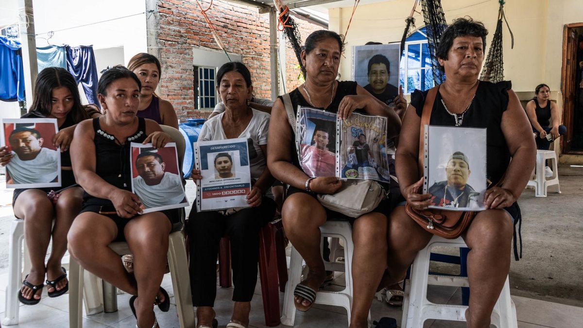 Madres, esposas y hermanas de los pescadores desaparecidos de la embarcación Fiorella. Foto: cortesía Billy Navarrete