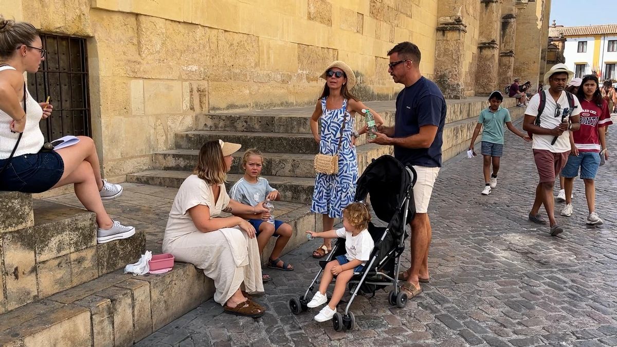 Turistas en los alrededores de la Mezquita Catedral tres días después del incendio