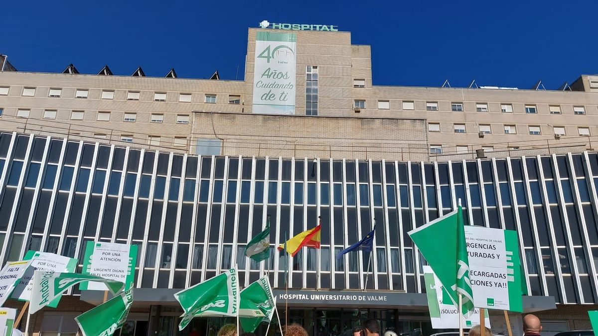 Concentración de Satse a las puertas del Hospital Virgen de Valme, en Sevilla.