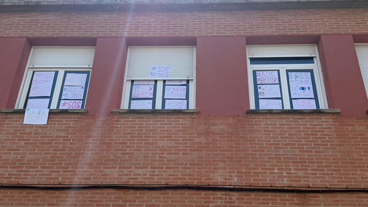 Carteles de queja por la falta de espacios del IES Bartolomé Cossío de Haro