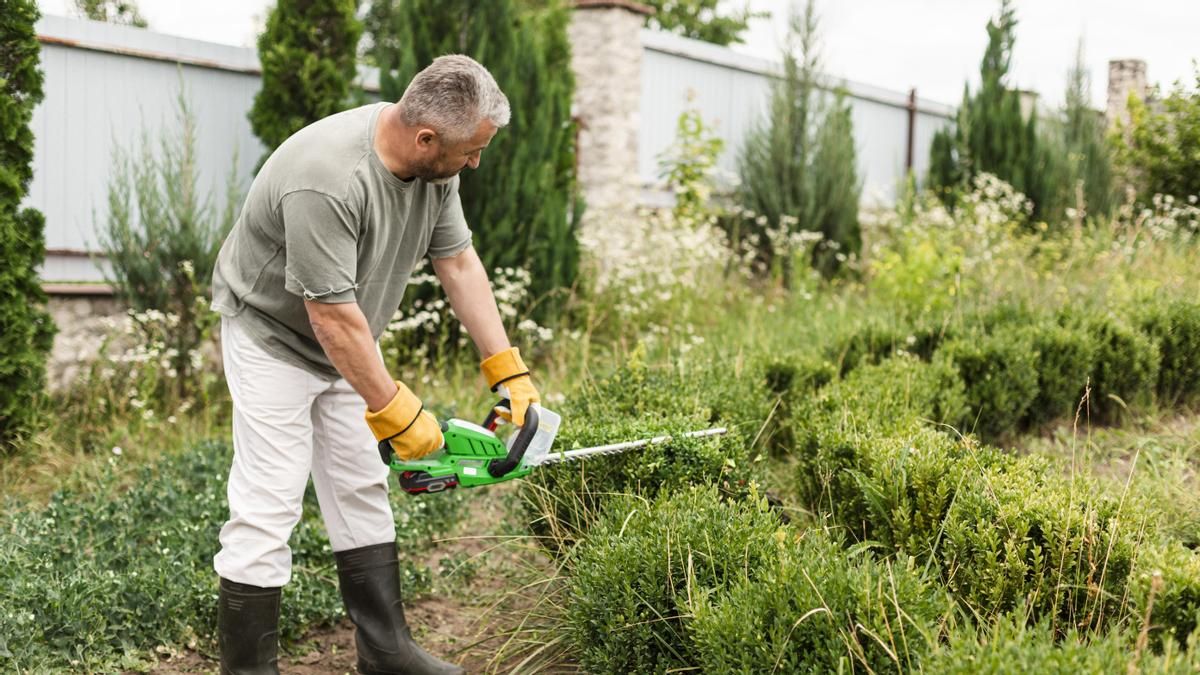 Un hombre realiza labores de jardinería | FREEPIK