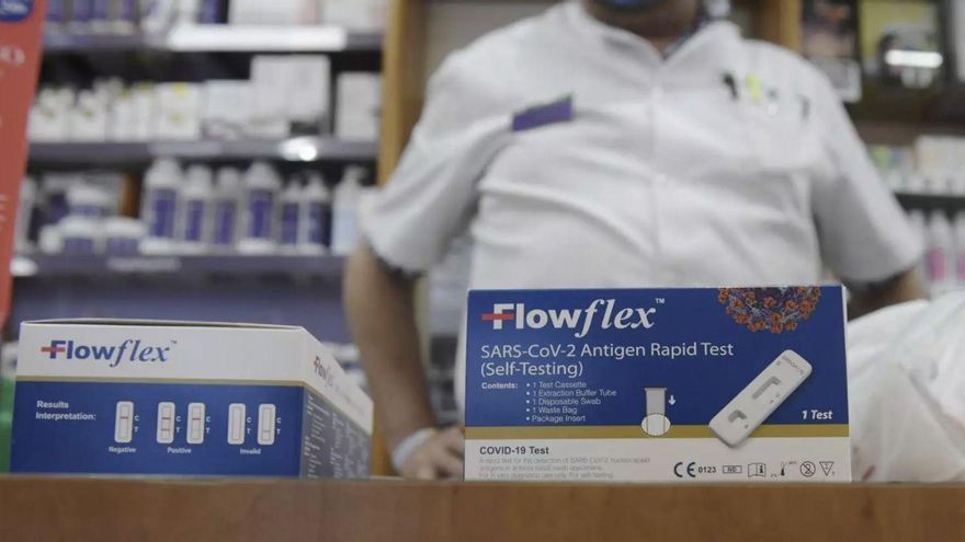 Dos test de antígenos de detección del COVID-19. Óscar Cañas/Europa Press