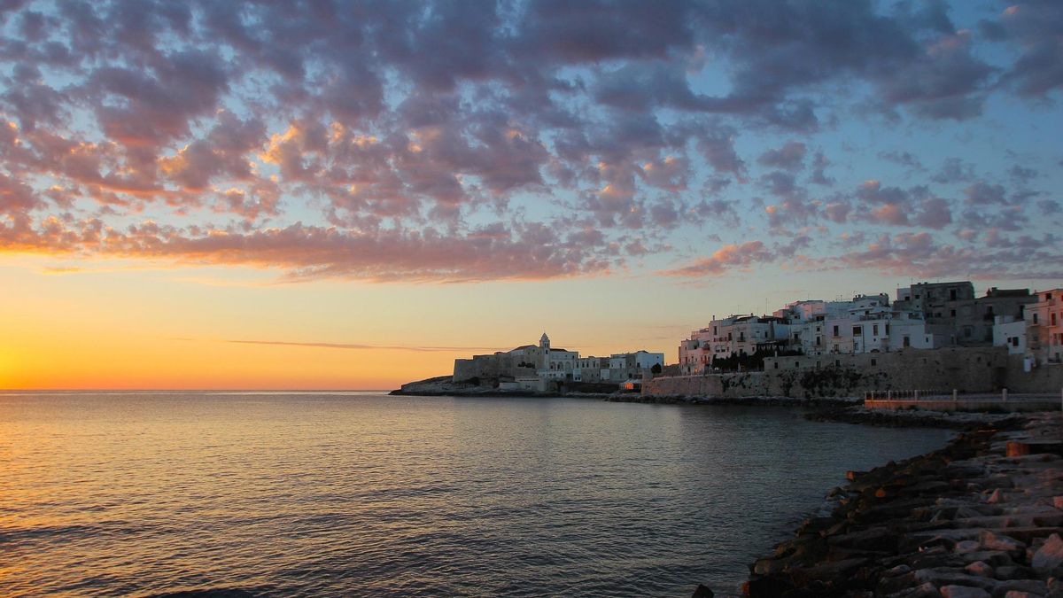Italiano y de casas blancas, en este pequeño pueblo encontrarás acantilados, cuevas y hasta calles suspendidas sobre el mar