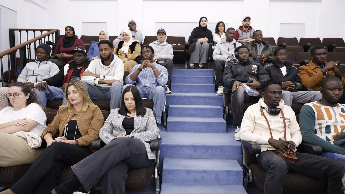 Asistentes al acto institucional en la tribuna de invitados