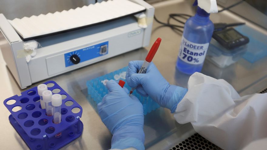 Los españoles muestran un alto grado de confianza en la ciencia, pero la perciben lejana