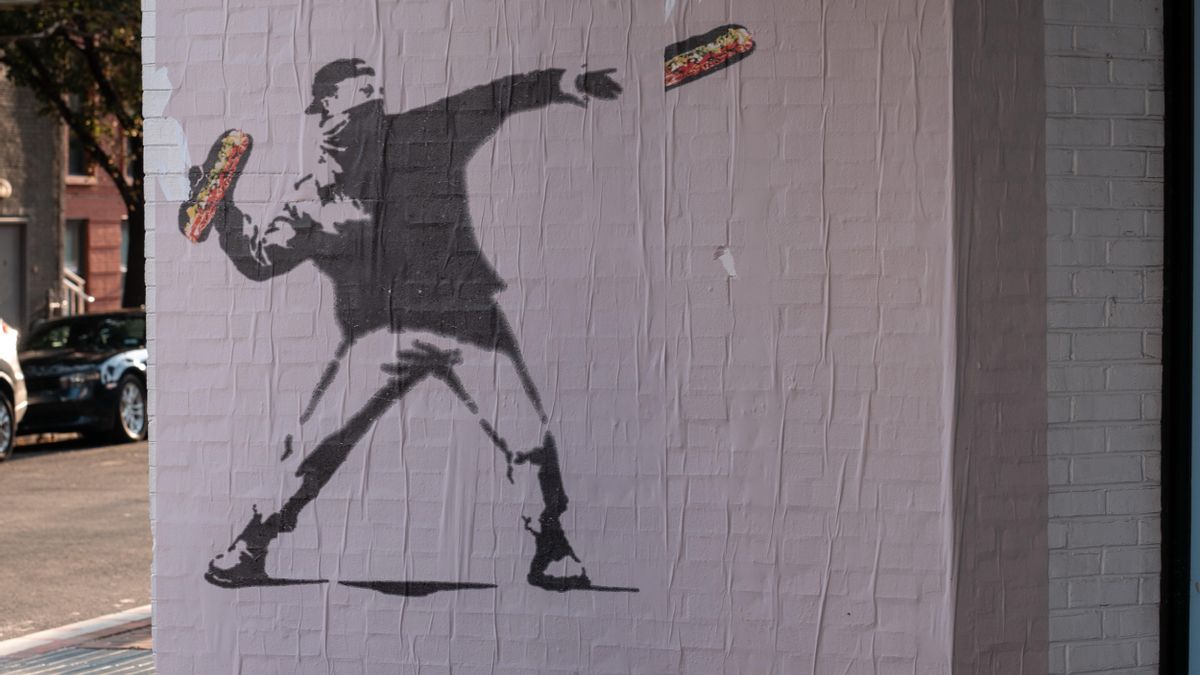 Carteles al estilo Banksy que muestran a un manifestante lanzando un sándwich al secretario de Defensa, Pete Hegseth, el 31 de agosto de 2025 en Washington, DC, inspirados en Sean Dunn, conocido como el "Hombre del Bocadillo".