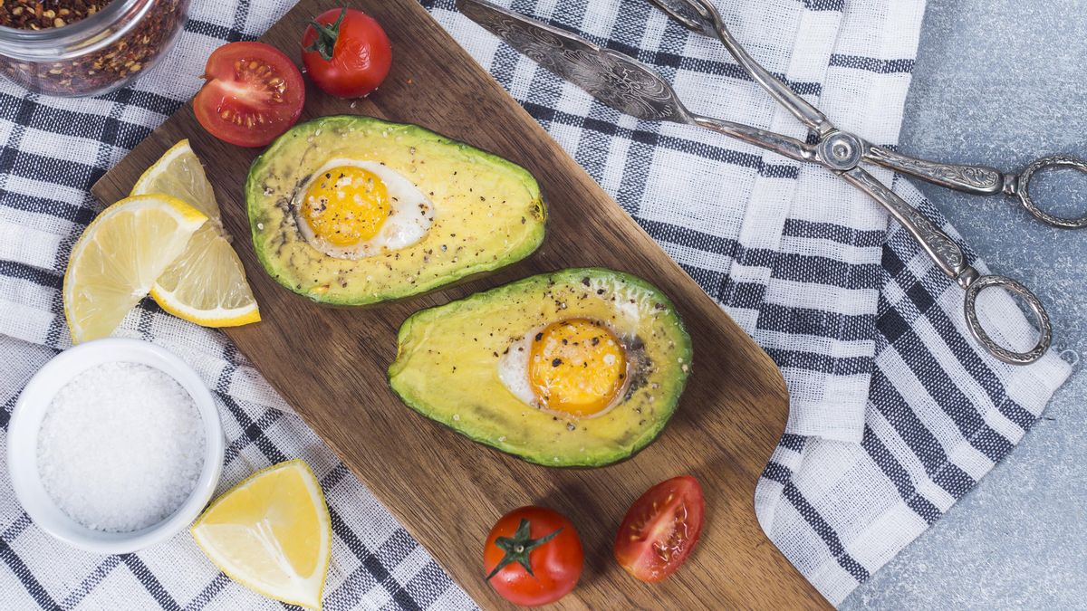 Huevos con salmón en nido de aguacates