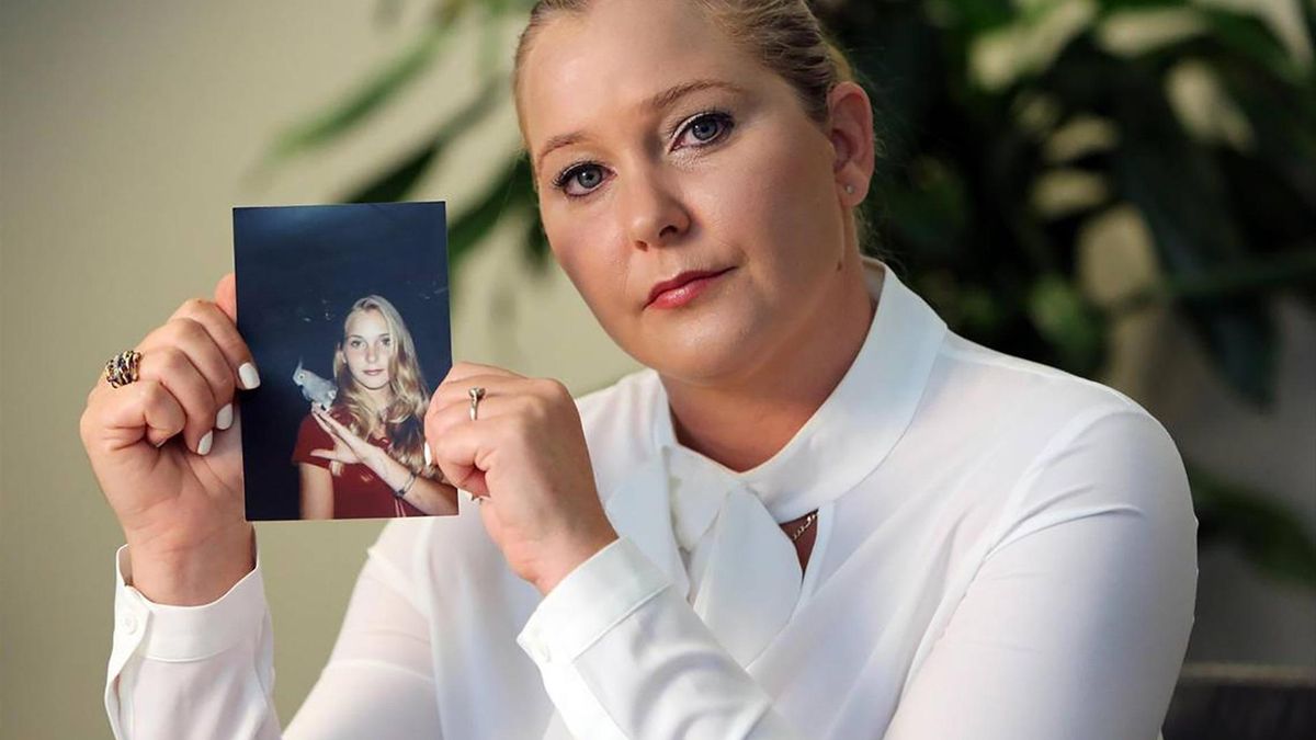 Virginia Roberts Giuffre, con una foto de ella misma cuando era adolescente, en una imagen de septiembre de 2022.