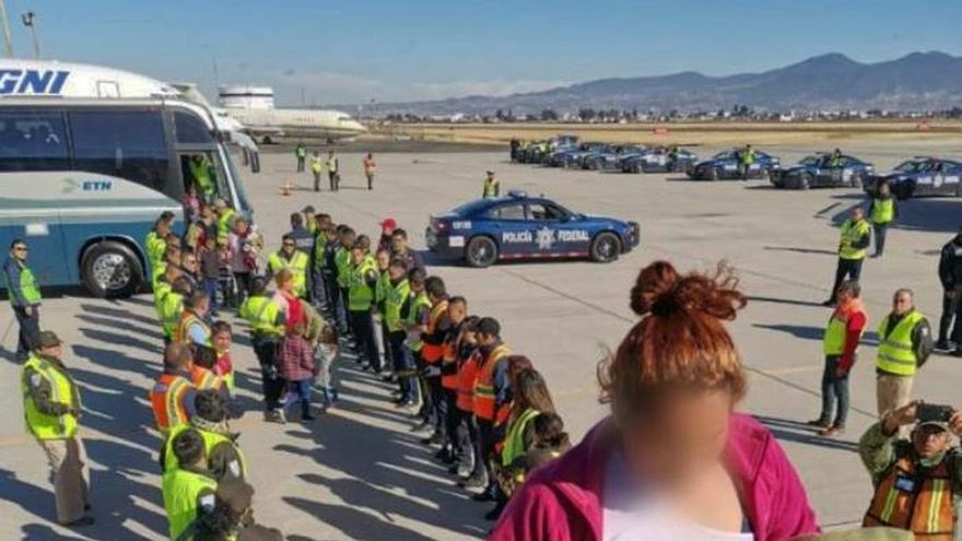 Fotografía cedida por INM donde se observa la deportación de 240 hondureños desde el municipio de Toluca, en el centro de México. INM/MÁXIMA CALIDAD DISPONIBLE