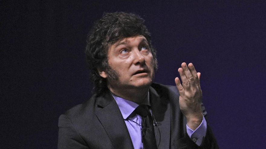 Milei le restó importancia a la escalada del dólar blue y dijo que hay "cero pánico"