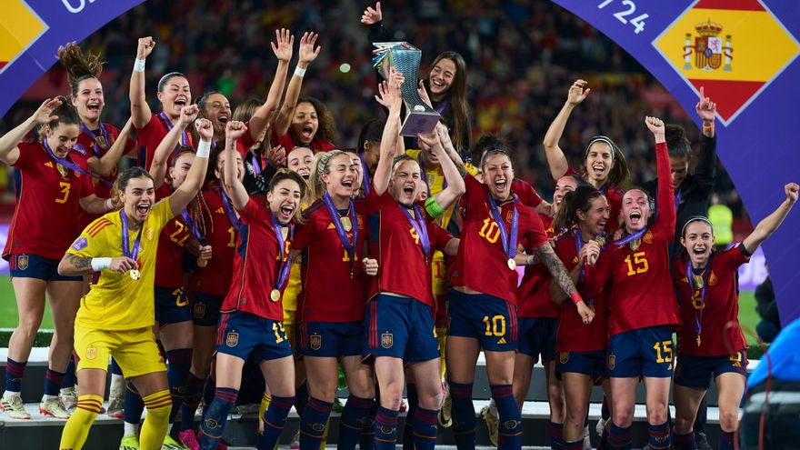 Yolanda Díaz anuncia sanciones a la Federación Española de Fútbol y a tres clubes por incumplir medidas de igualdad