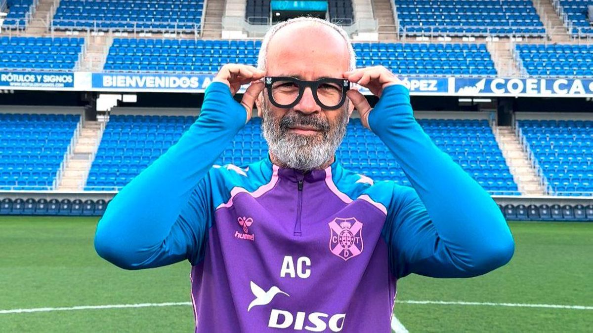 El Tenerife repartirá gafas a la entrada del Heliodoro para homenajear a Álvaro Cervera
