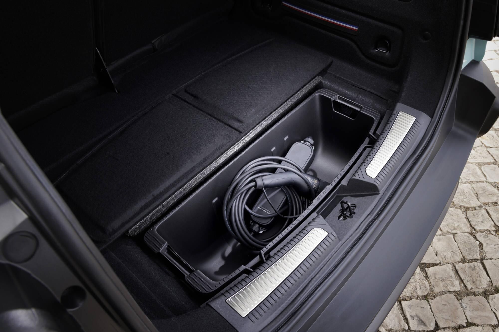 Compartimento para transportar los cables de carga.