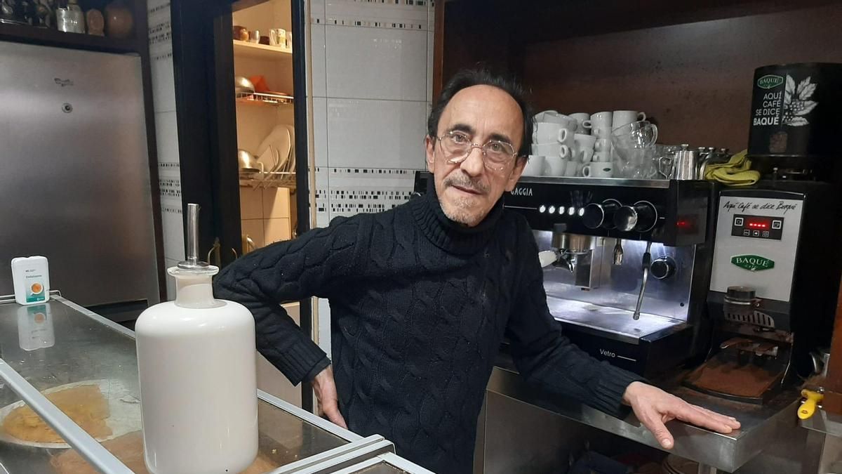 Bernardino Robles 'Nardi', detrás de la barra del Cafe Bar El Olvido, en el Polígono X de León.
