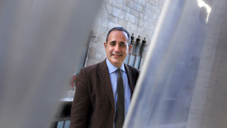 Alarte, el 'embajador' de las políticas valencianas, desde su despacho, frente al Palau de la Generalitat.