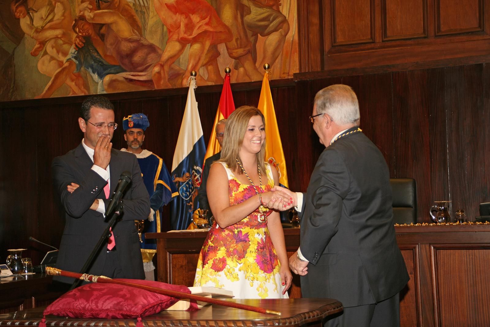 Ylenia Pulido (Podemos) durante su juramento en el pleno de constitución del Cabildo de Granaria