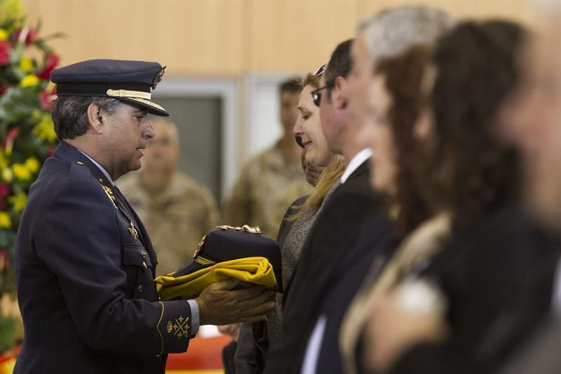 Familiares y compañeros de los cuatro militares del Ejercito del Aire fallecidos el pasado 19 de marzo, pertenecientes al escuadron 802 del Escuadrón del Servicio Aéreo de Rescate (SAR), han vivido hoy momentos muy duros durante la celebración hoy del funeral celebrado en la Base Aérea de Gando, en Gran Canaria. EFE/Ángel Medina G.