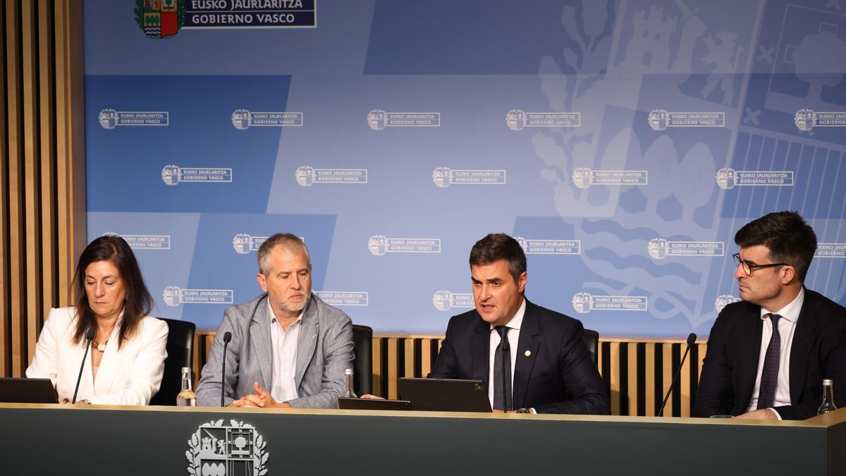 El consejero Jauregi acompañado de Nagore Bonilla, Andoitz Korta  y Jon Ansoleaga.