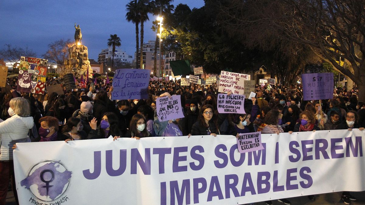 Un grupo de personas en una manifestación por el 8M, Día Internacional de la Mujer, a 8 de marzo de 2022, en Palma.