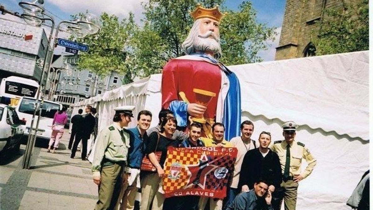 Periodistas con los gigantes de Vitoria y policías alemanes en la plaza de Reinoldik
