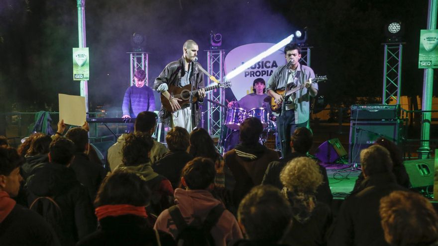 Jules y Jaime en un concierto en el Quiosco Joven
