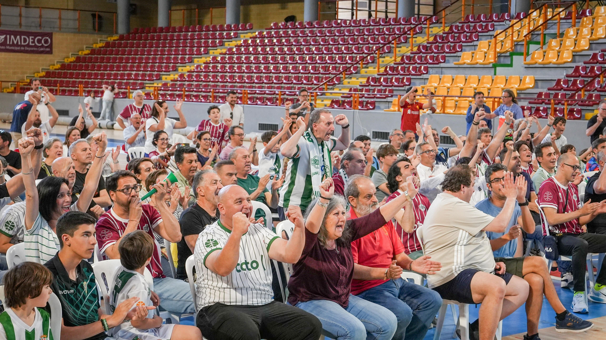 Aficionados del Coto Córdoba celebran frente a la pantalla gigante el ascenso de categoría
