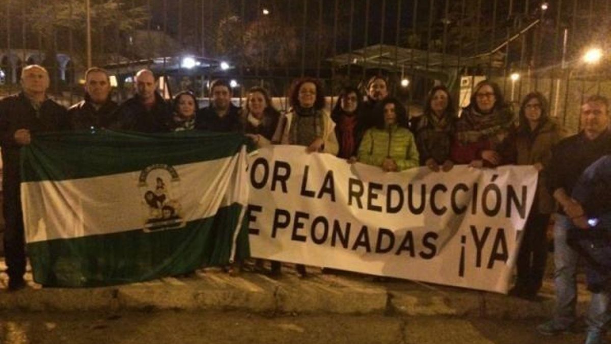 Alcaldes socialistas realizan una vigilia frente a la Moncloa para exigir a Rajoy la rebaja de peonadas
