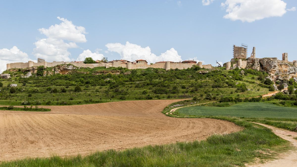 El pequeño pueblo de menos de 50 habitantes que conserva su trazado medieval y es Conjunto Histórico Artístico