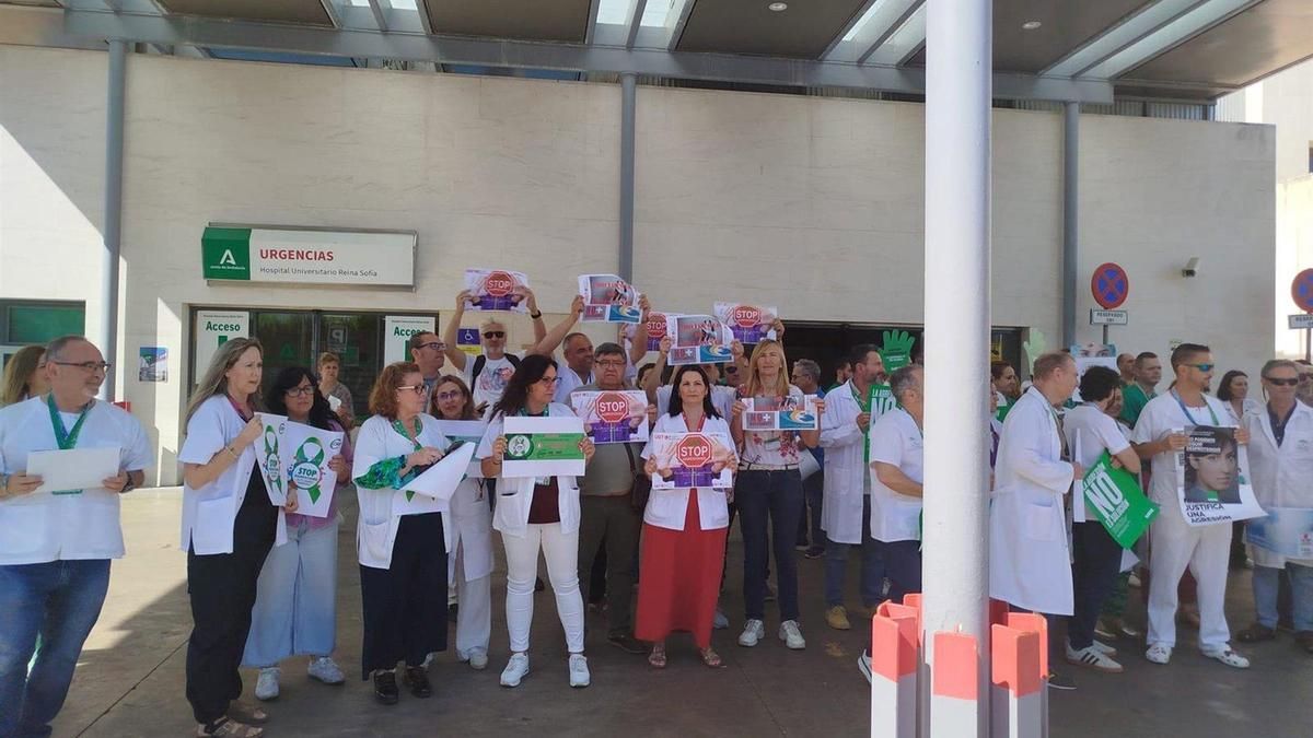 Concentración de profesionales sanitarios y sindicalistas para mostrar su rechazo a la agresión sufrida por un enfermero en el Hospital Reina Sofía de Córdoba.