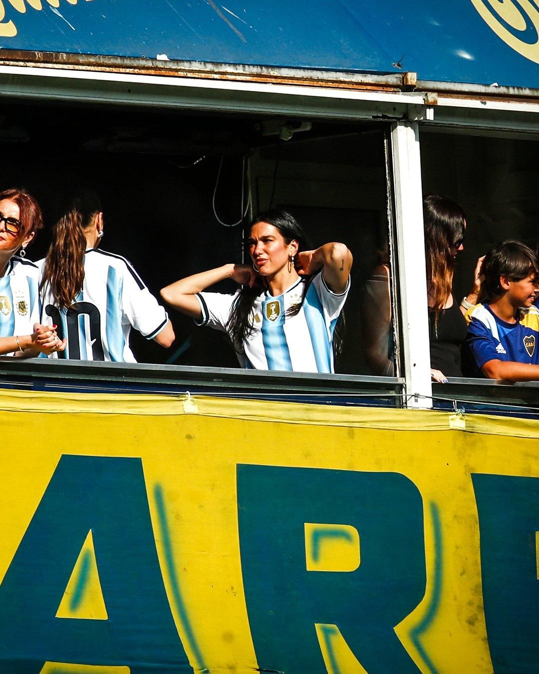 Dua Lipa dijo presente en la Bombonera vestida con la camiseta de la Selección Argentina.