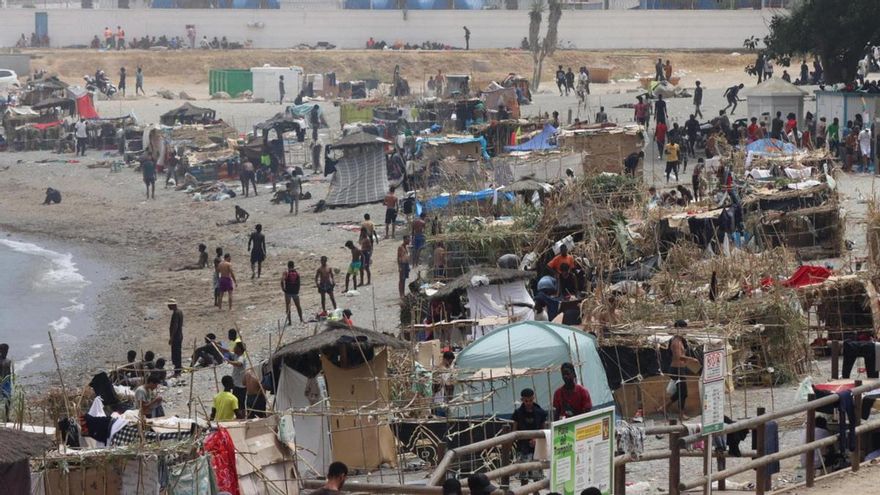 Vista de la playa ‘El Trampolín’ de Ceuta donde se encuentran los migrantes que llegaron a la playa del Tarajal. La entrada masiva de migrantes desde Marruecos a Ceuta, el 30 de julio, ha provocado una tragedia sin precedentes en esta frontera, con más de 70.000 personas que cruzaron a pie o nado al enclave español; 141 muertos, según organizaciones humanitarias, y tensiones entre Madrid y Rabat. EFE/ Reduan