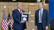 Donald Trump, durante una visita a una fábrica de producción de mascarillas.