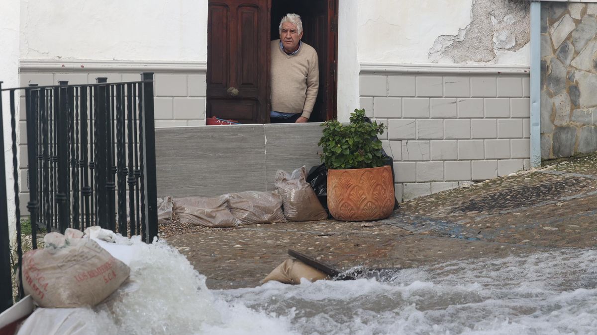 El desbordamiento del río y el movimiento de tierras en el municipio gaditano de Ubrique obligó a desalojar a casi 400 vecinos.