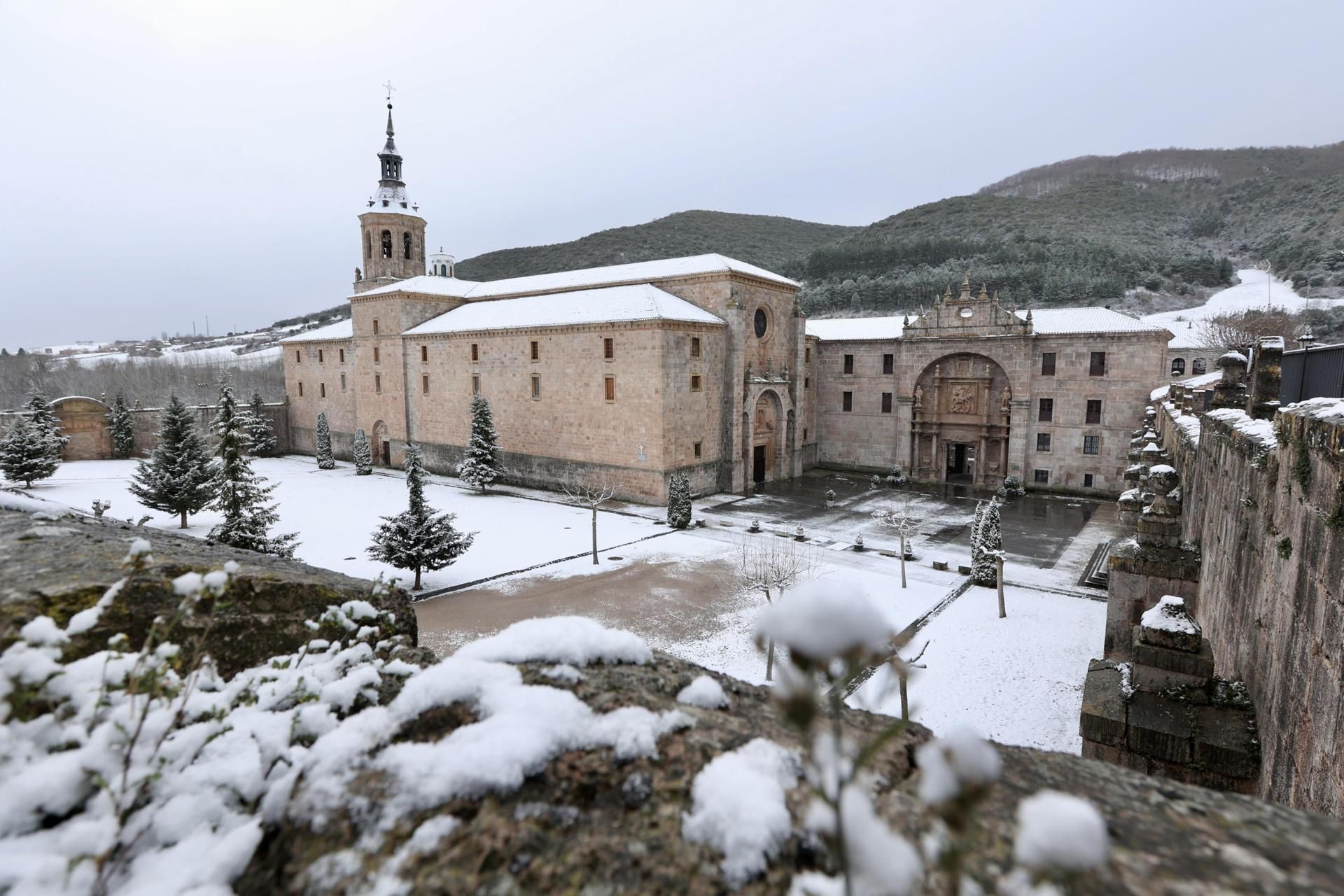 El Monasterio de Yuso cubierto por la nieve en San Millán de la Cogolla, La Rioja
