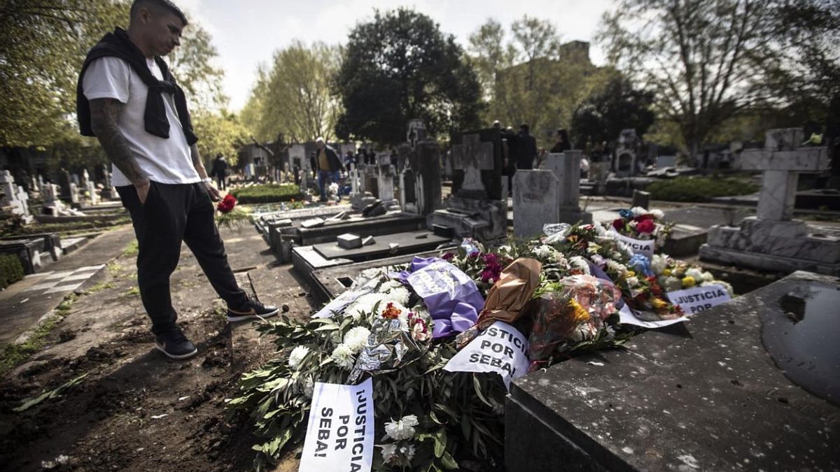 Este lunes familiares, amigos y compañeros de Carrillo lo despidieron en el cementerio público de San Martín.