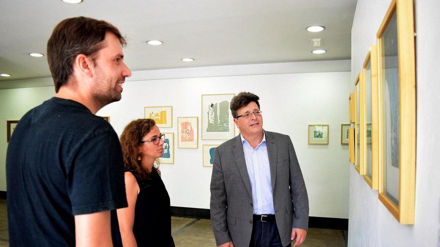 José Carlos Acha, concejal de Cultura en Santa Cruz, junto a algunos artistas este lunes