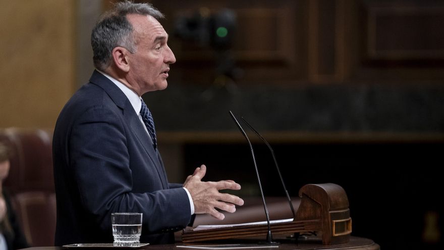 Archivo - El portavoz parlamentario de IU y diputado de Sumar, Enrique Santiago, interviene durante una sesión plenaria, en el Congreso de los Diputados, a 27 de febrero de 2024, en Madrid (España).