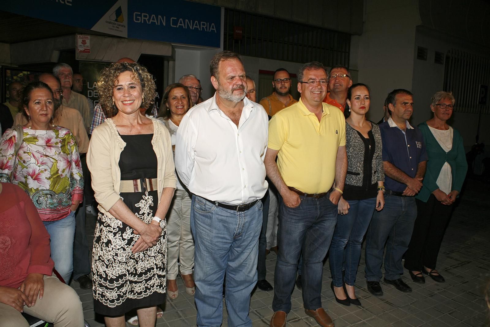 Pegada simbólica de carteles de campaña electoral. Foto: Alejandro Ramos