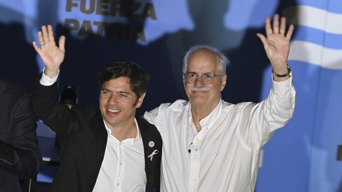 El gobernador de la provincia de Buenos Aires, Axel Kicillof, junto al candidato Jorge Taiana